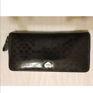 Coach Black Wallet/ Heart / Zipper